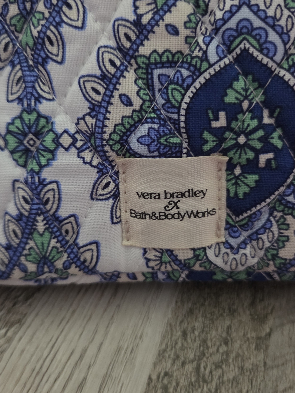 Bath & Body Works X Vera Bradley Blue Paisley Comestic Travel Bag 4PC Gift Set - Picture 2 of 16